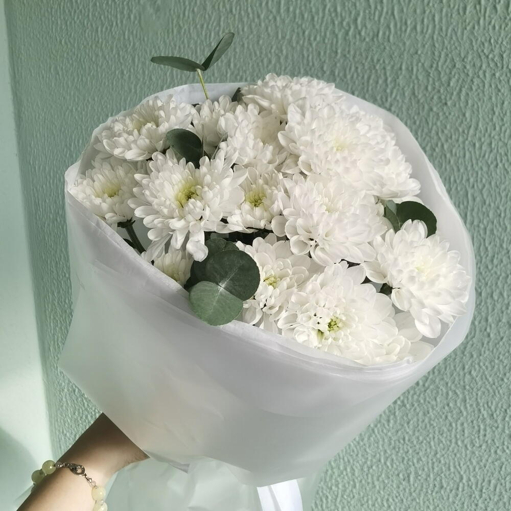 Нежный белый букет из кустовой хризантемы и эвкалипта