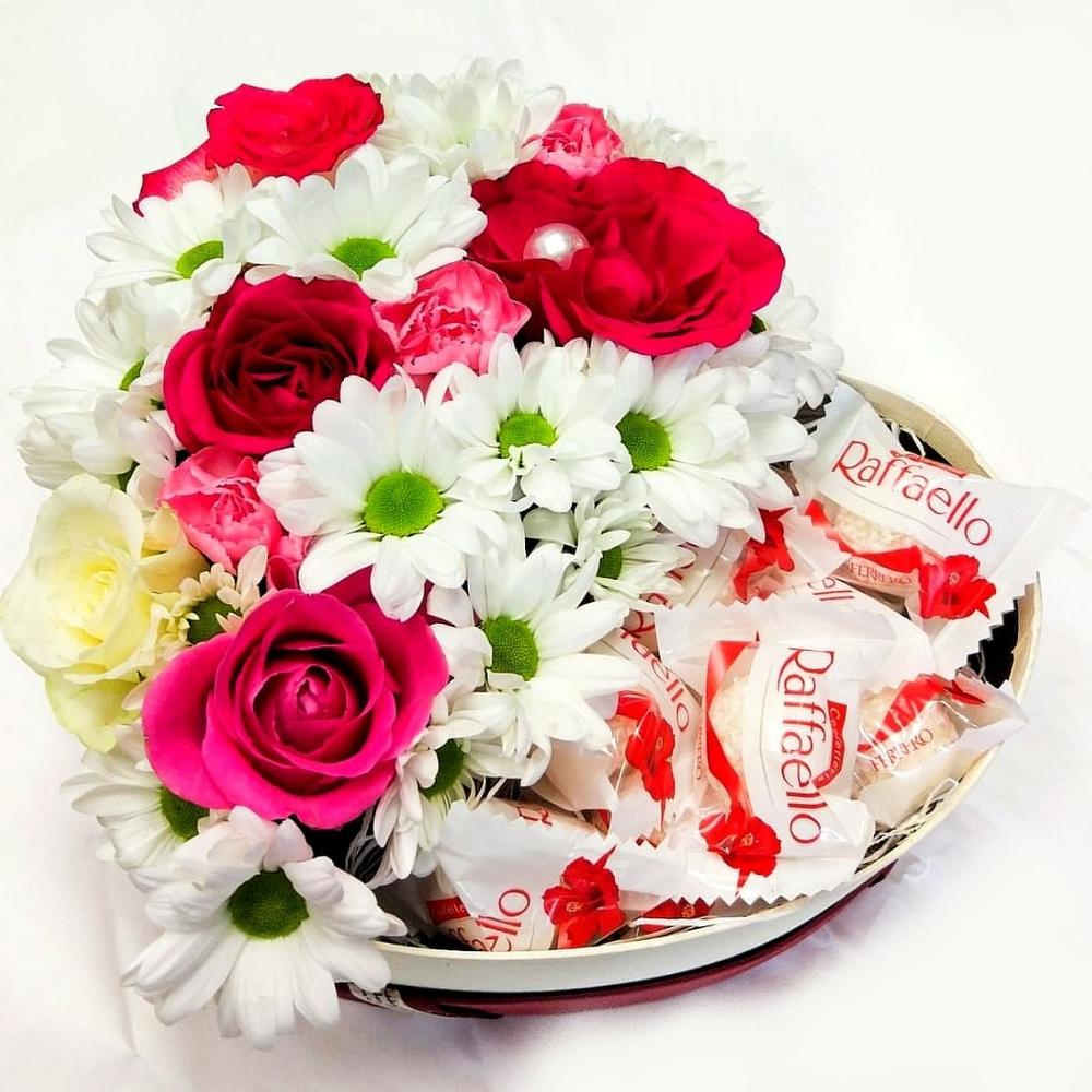 Коробка с цветами и рафаэлло купить доставка цветов пирогово