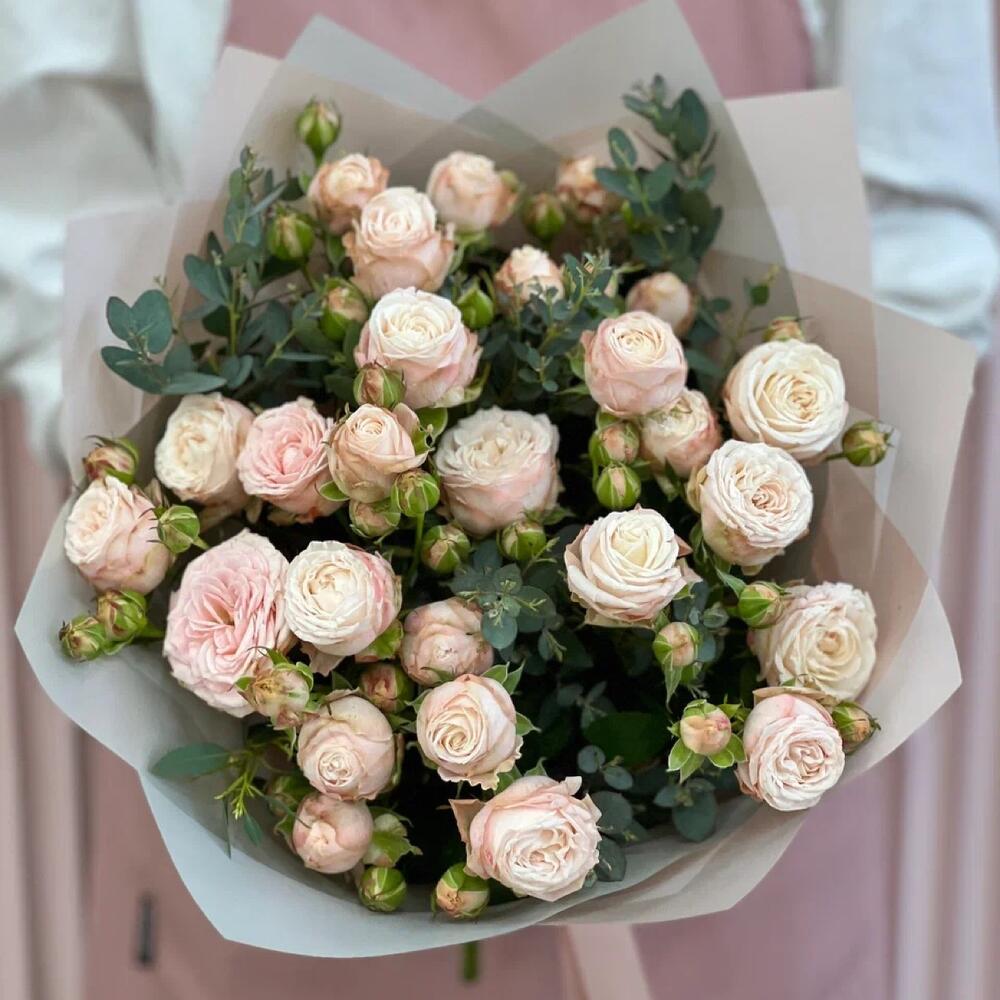 Букет роз. Кустовые розы Бомбастик 5 шт и Эвкалипт