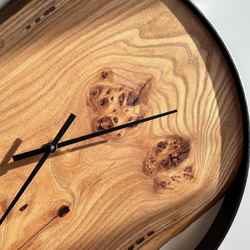 Часы интерьерные диаметр 40 см в металлическом ободе с деревом карагач ...