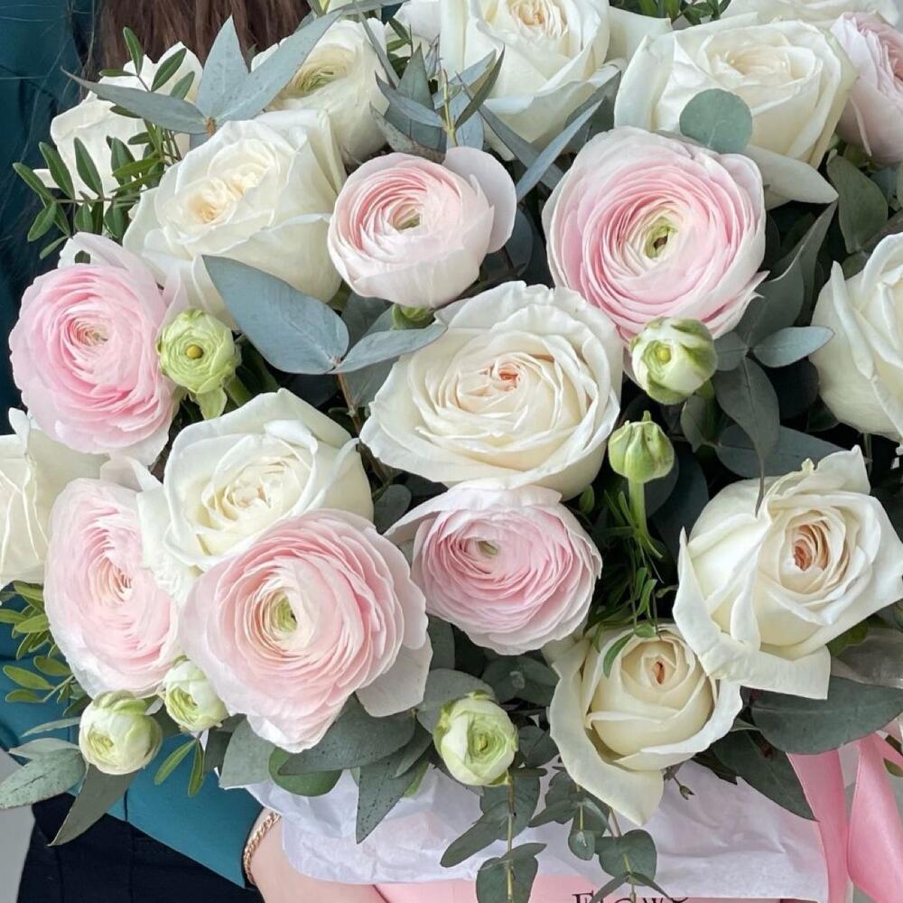Роскошные ранункулюсы и пионовидные розы в коробке 🌸