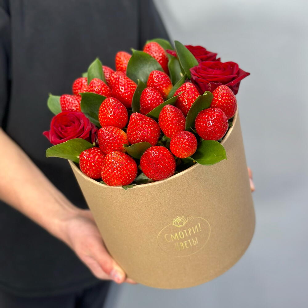 Коробка с клубникой и красными розами «Страсть»