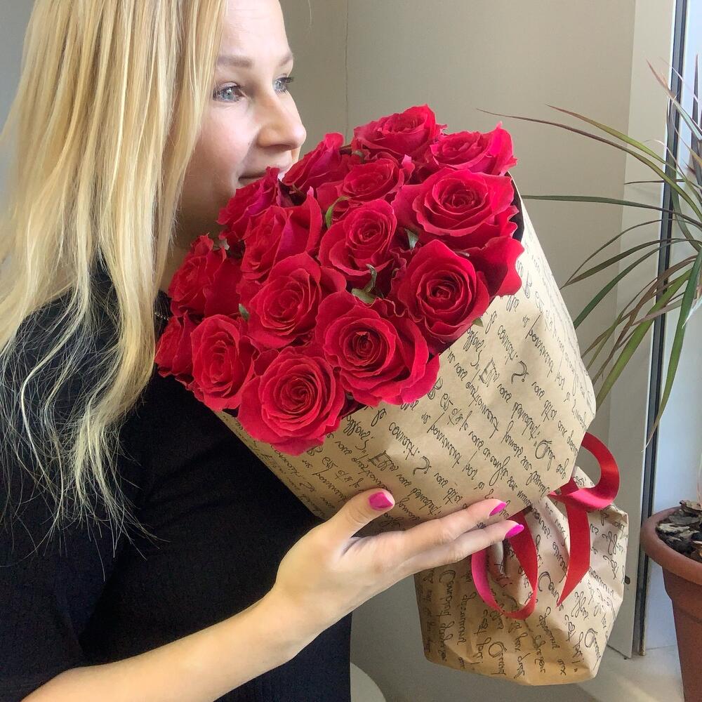 Малиновый одноголовые стойкие розы в крафте