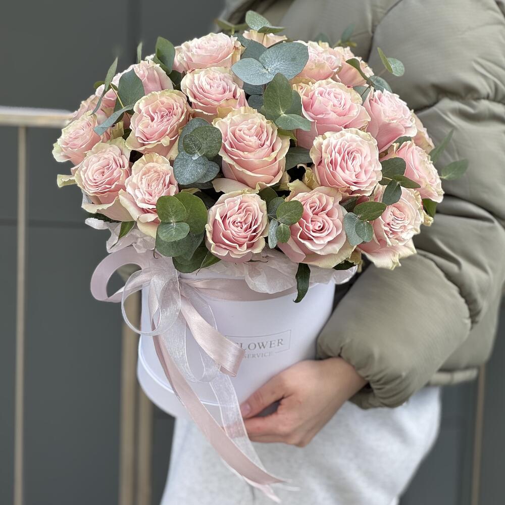 A feminine box of 25 roses and eucalyptus