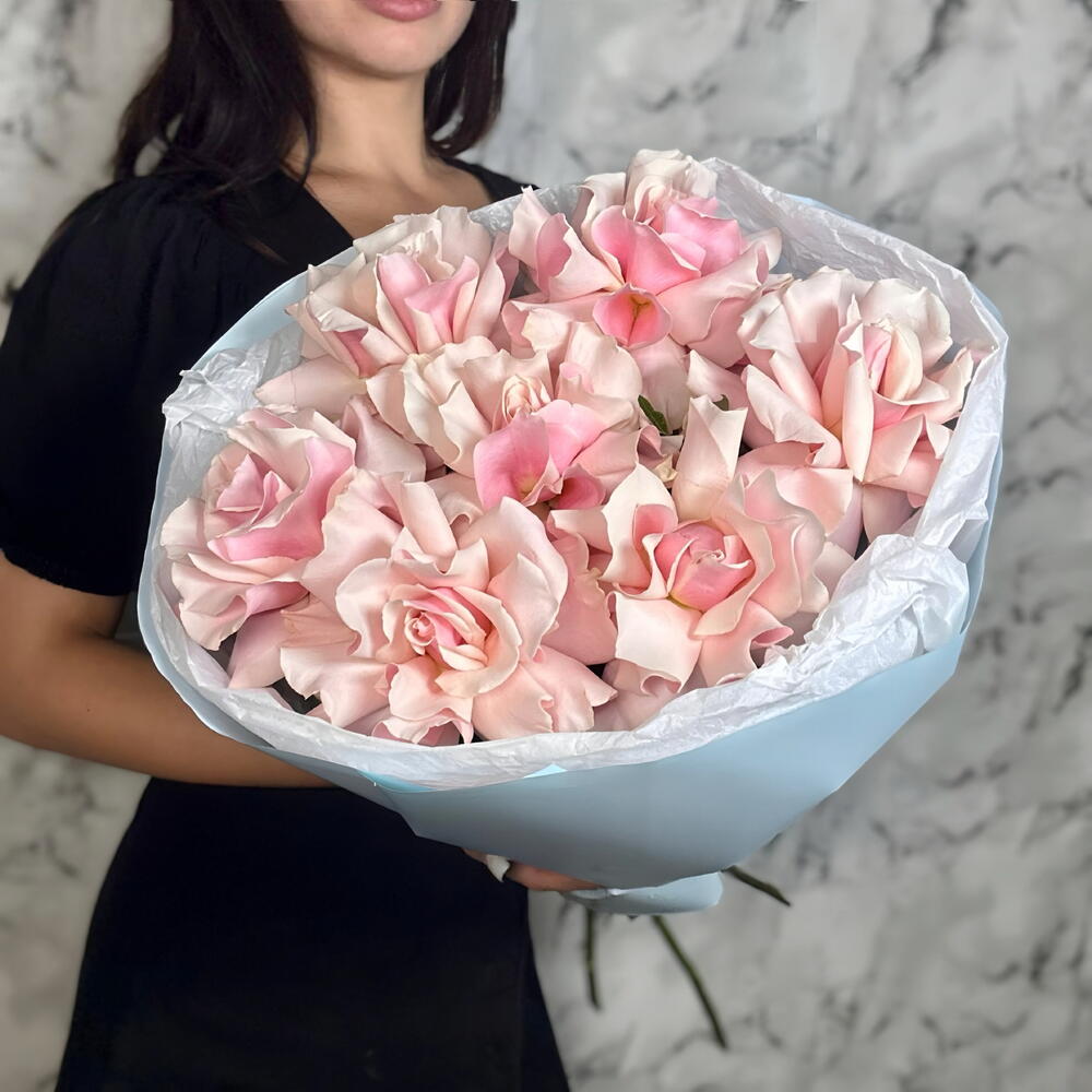 Розовые французские розы в небесно голубой упаковке 😍