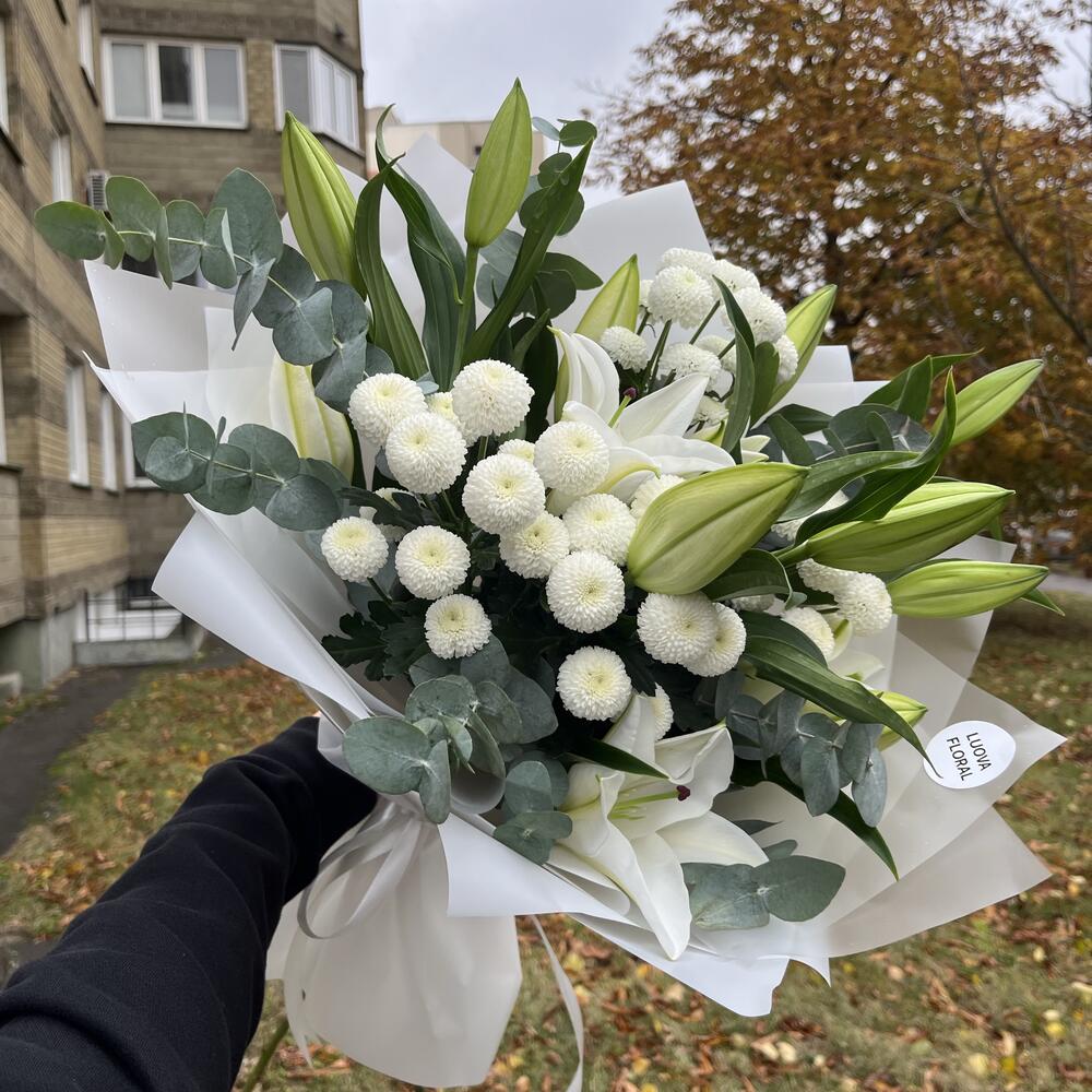Букет с белой лилией и хризантемой