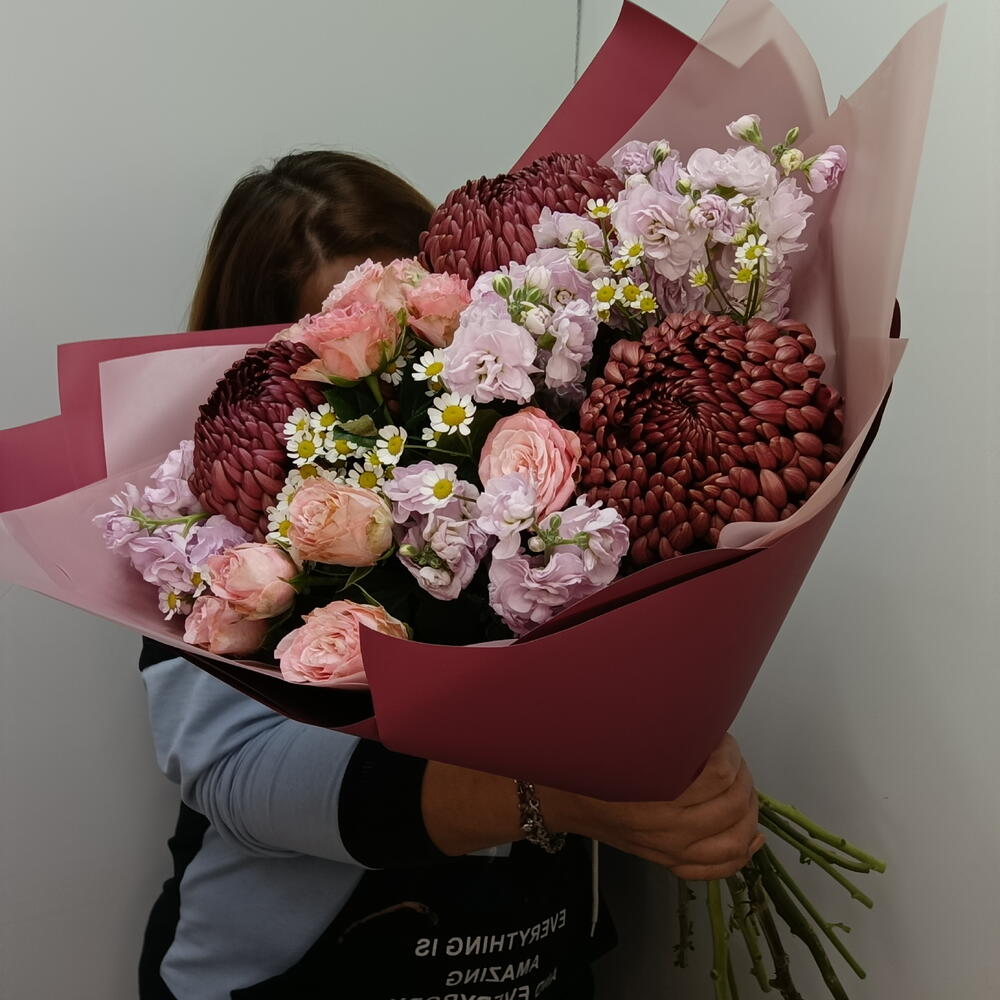 Букет хризантем, маттиола, ромашка, роза пионовидная кустовая