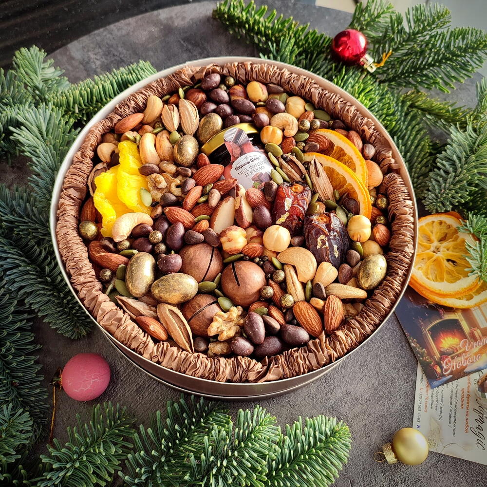 Коробка с орехами