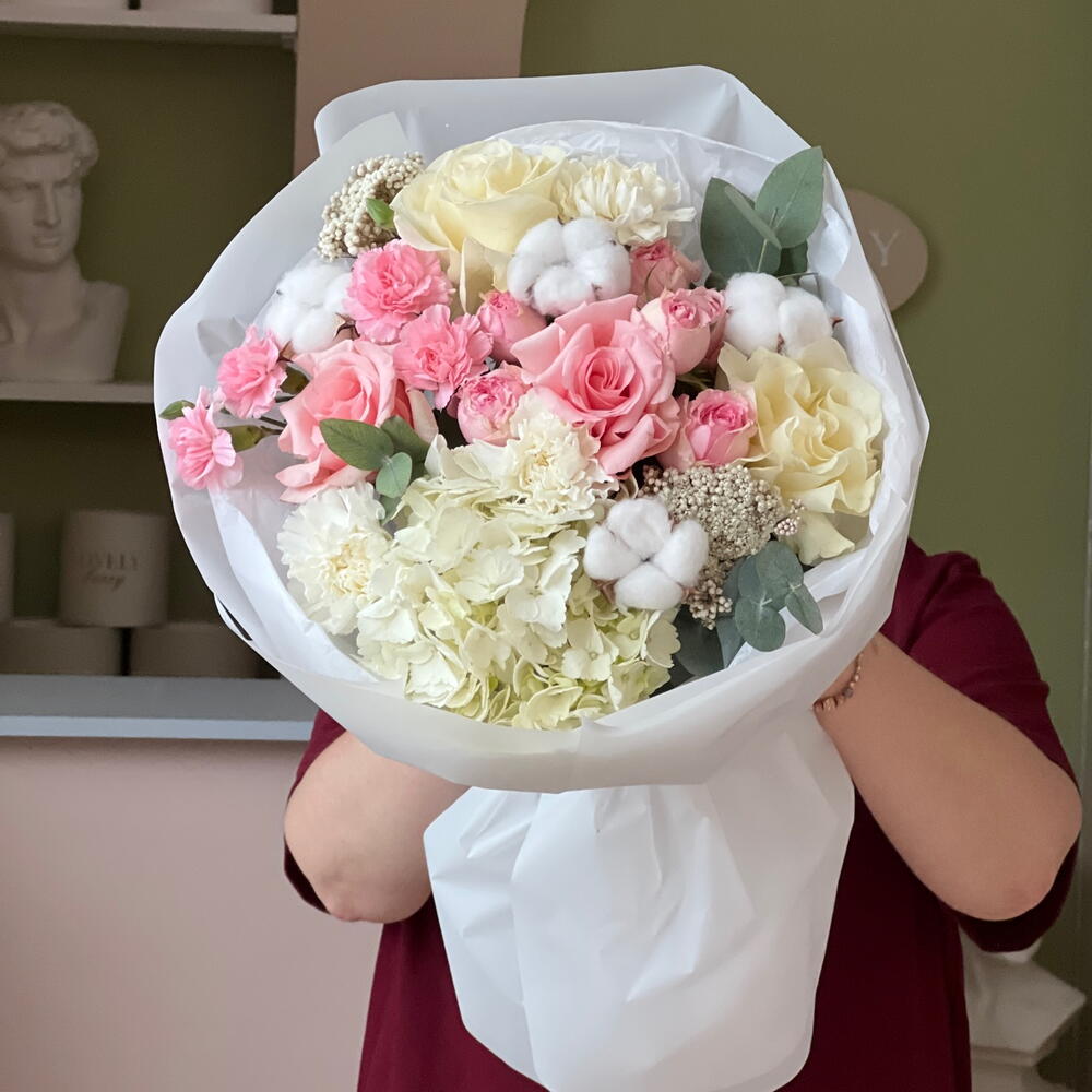 Букет с розами и гортензией