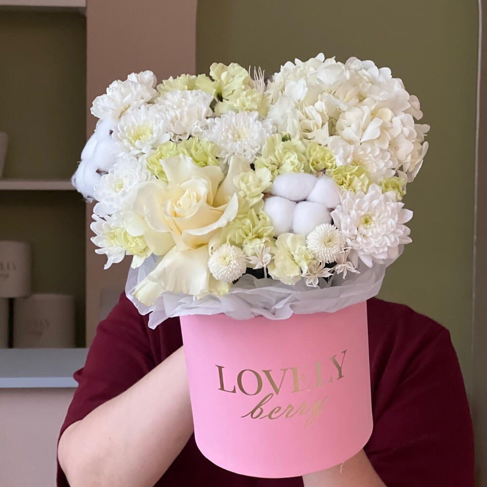 Хризантема с розой в коробке