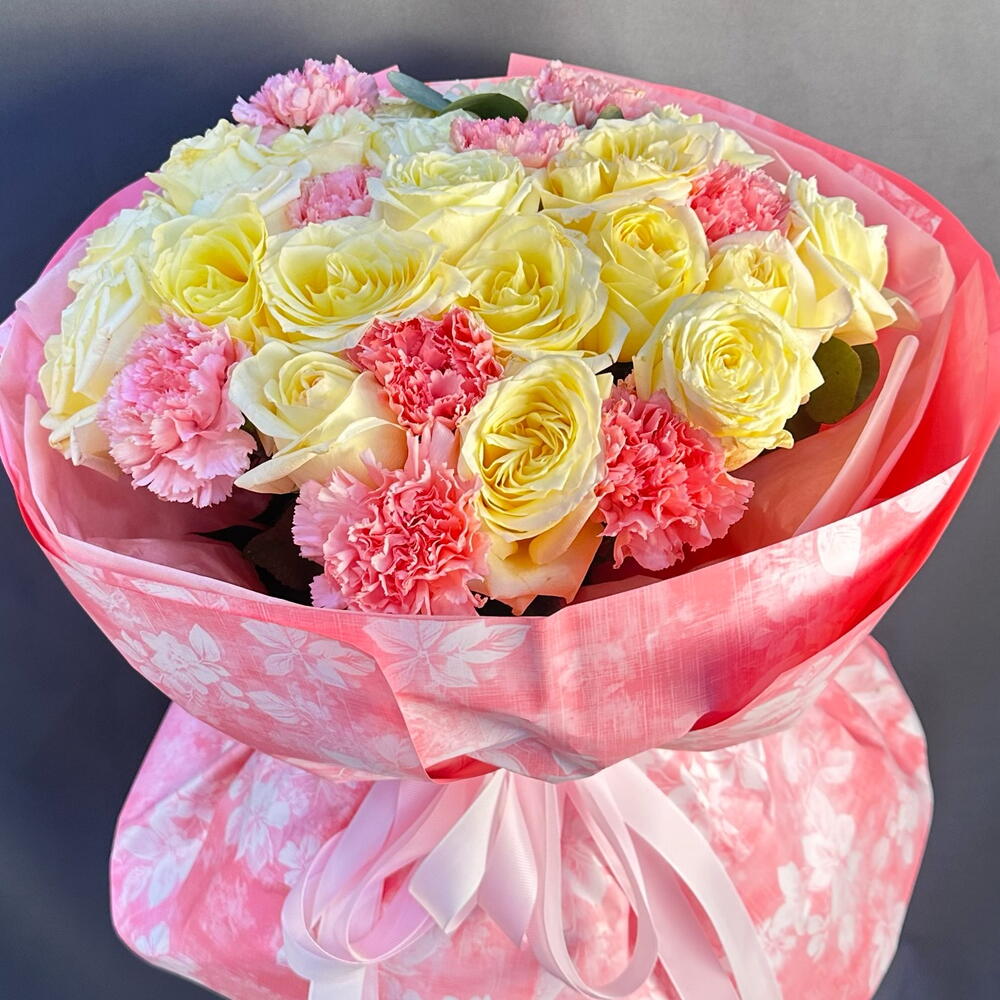 Bouquet of roses and carnations