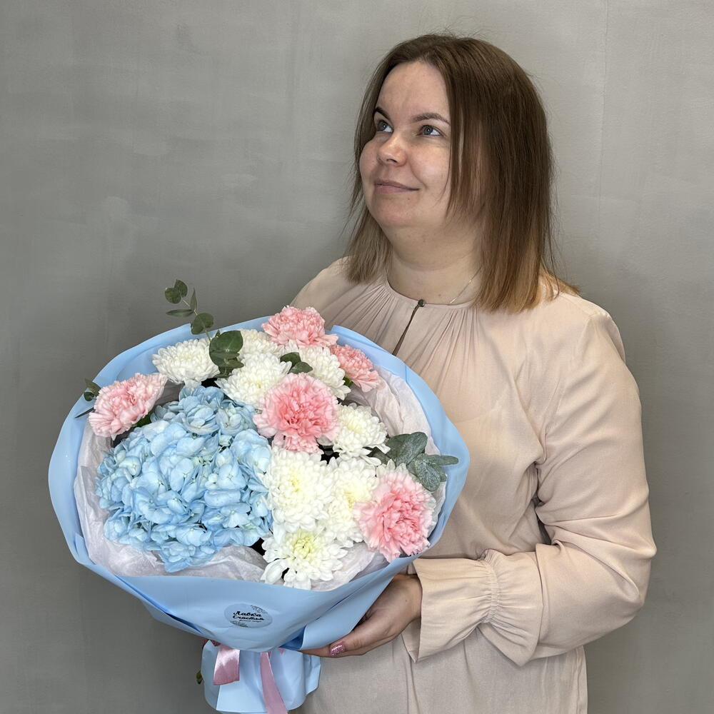 букет с голубой гортензией