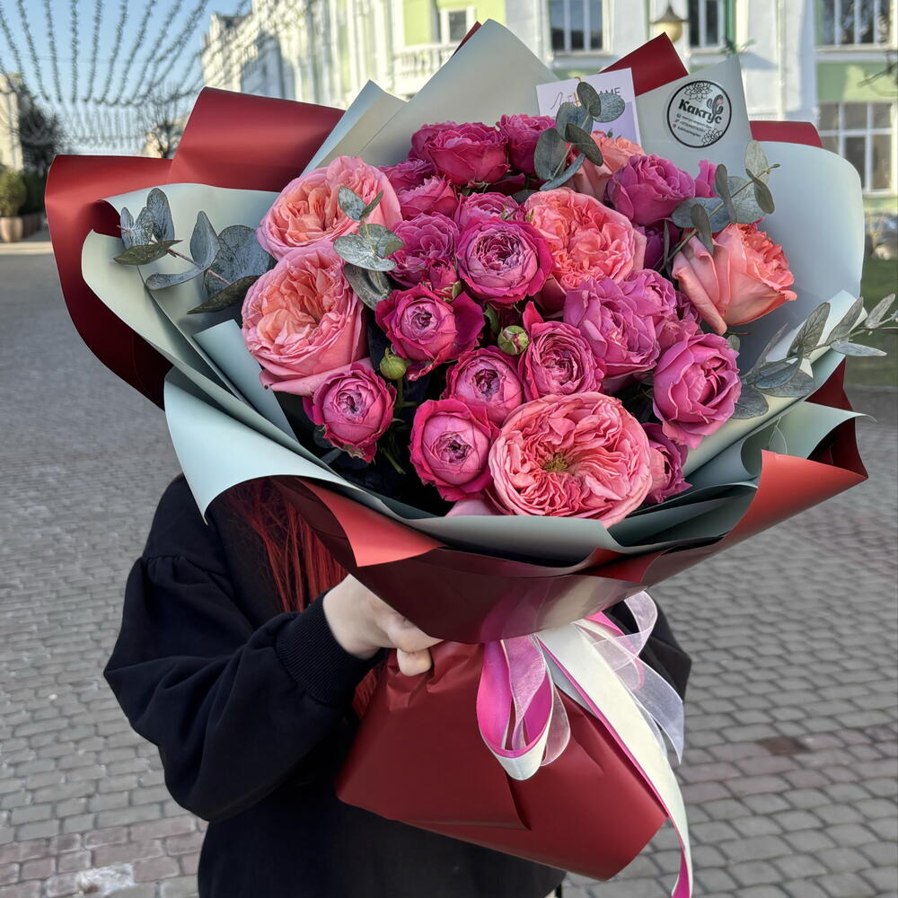 Букет Яркий пиончик из пионовидных роз Пинк и кустовых пионовидных роз с эвкалиптом