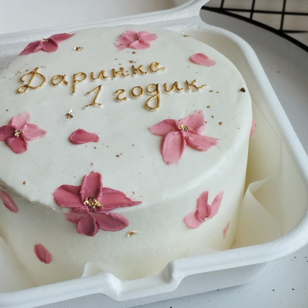 Бенто торт с цветочным декором и золотой надписью