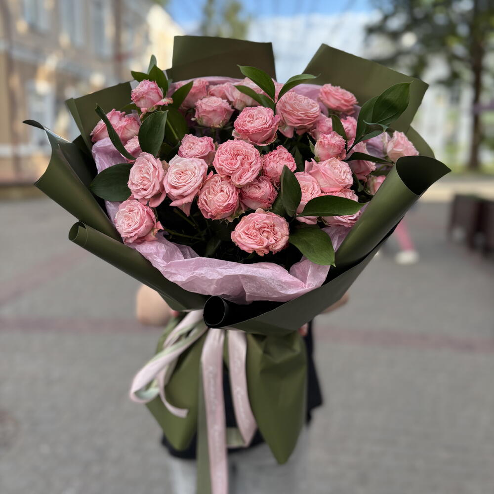 Букет «Стиль» из кустовых пионовидных роз и зелени