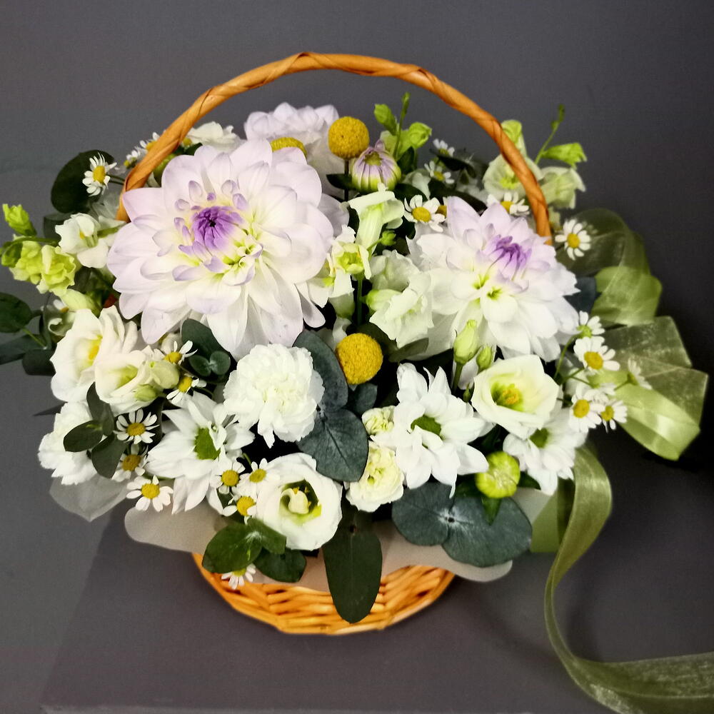 Корзина с георгинами, эустомой, хризантемой