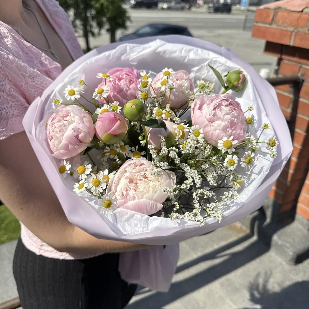 Букет из кустовых пионов и ромашек