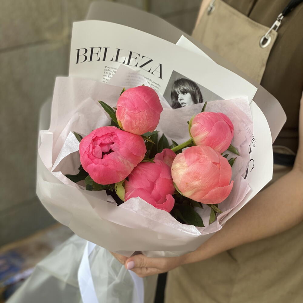 Букет коралловых пионов + подарок от Vivienne Sabo — румяна MACARON