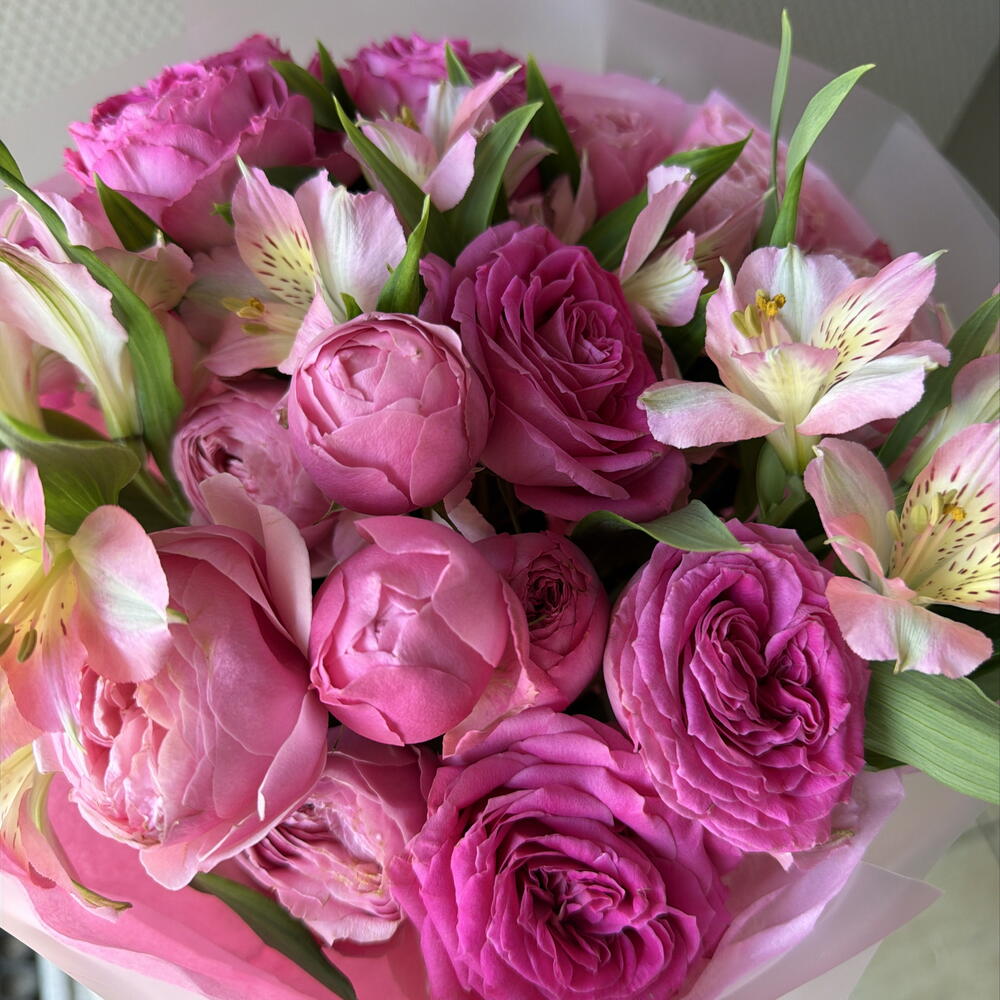 Пионовидные розы и альстромерии в розовом цвете