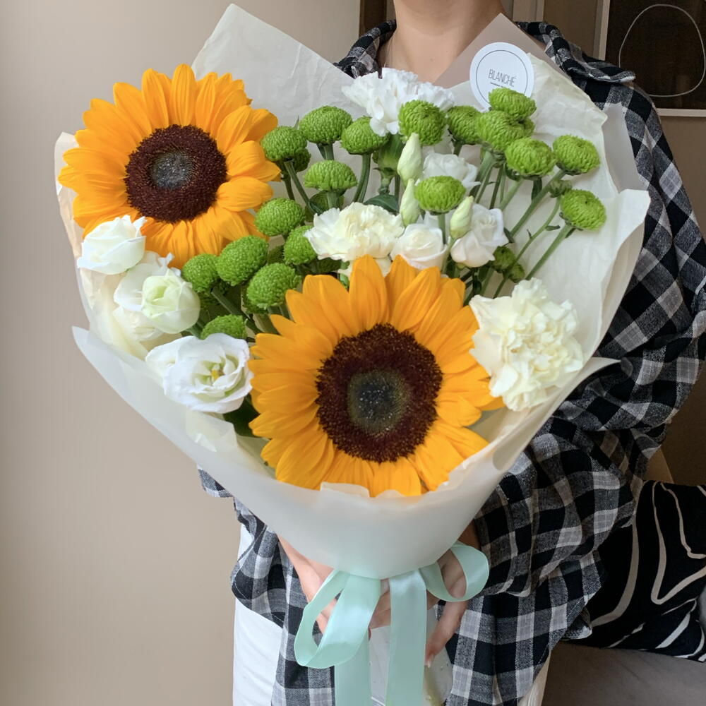Букет «Лучик» с подсолнухами, Сантини, эустомой🌼