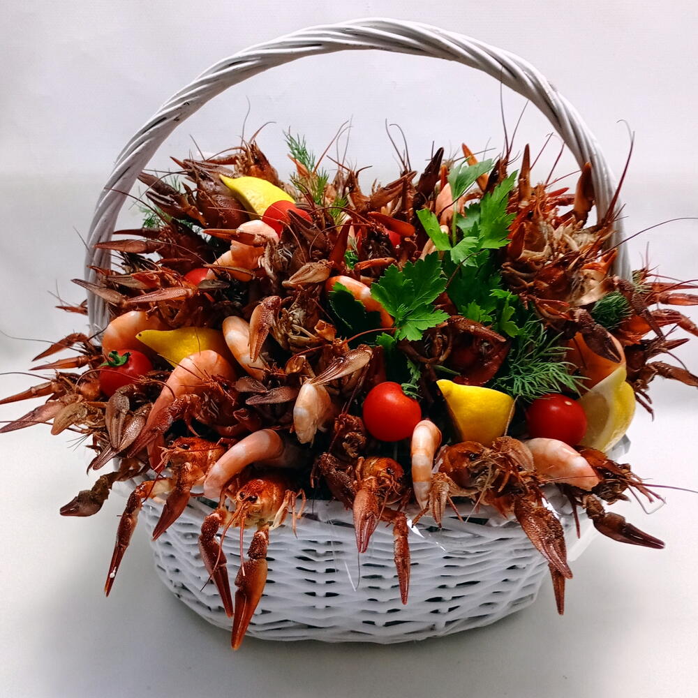 Корзина с раками и креветками