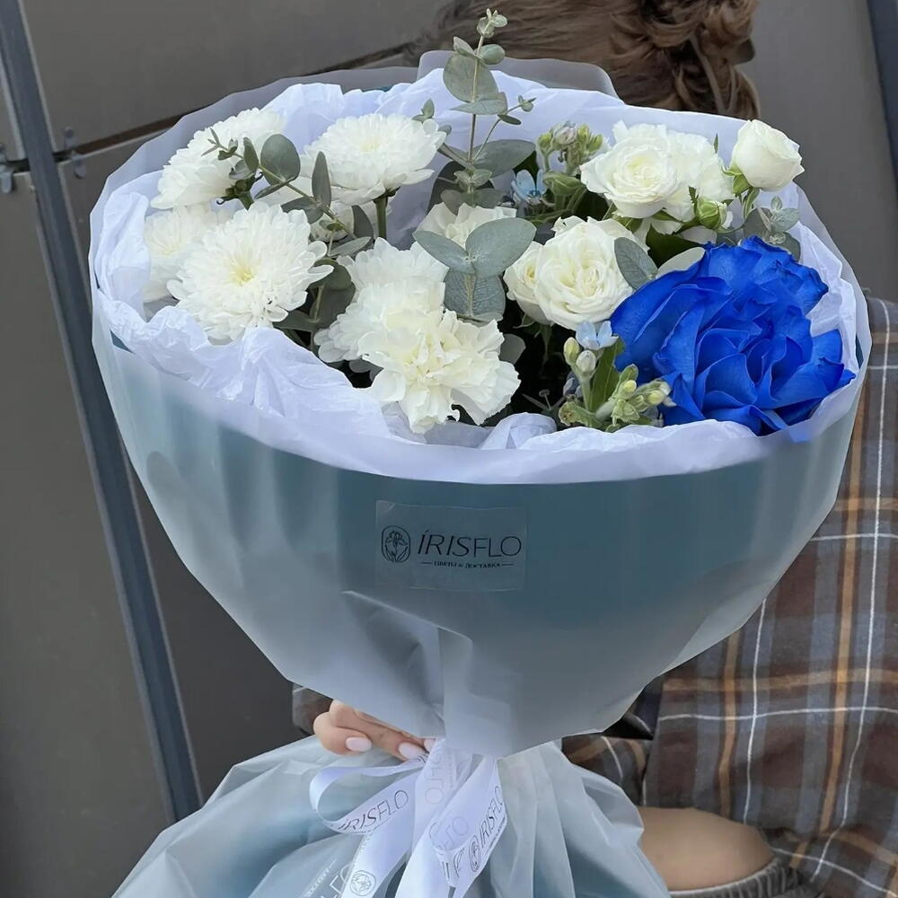 Букет из синих роз, хризантем, оксипеталума
