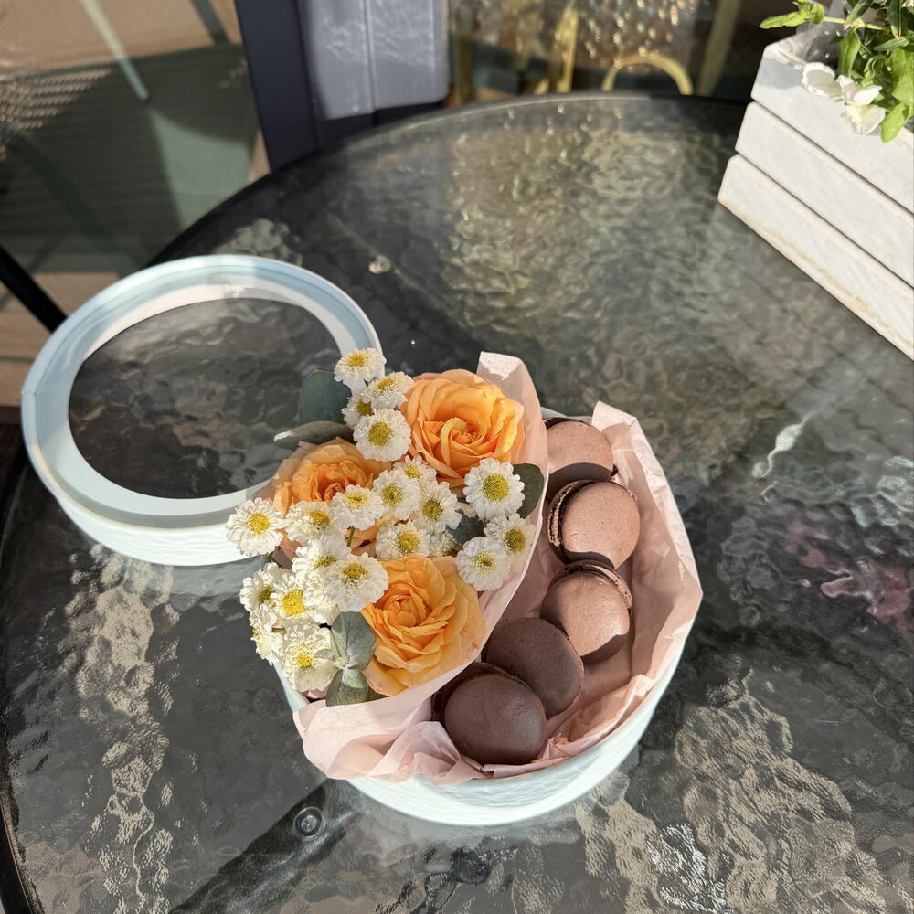 Коробочка с пионовидной розой и макаронс шоколад