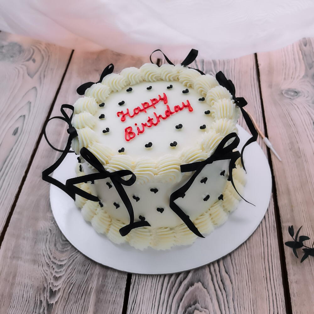 Торт в стиле Ламбет с рюшами и надписью Happy Birthday с бантиками, 1,5кг