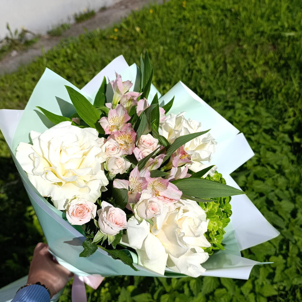 Букет с Гортензией и французскими розами
