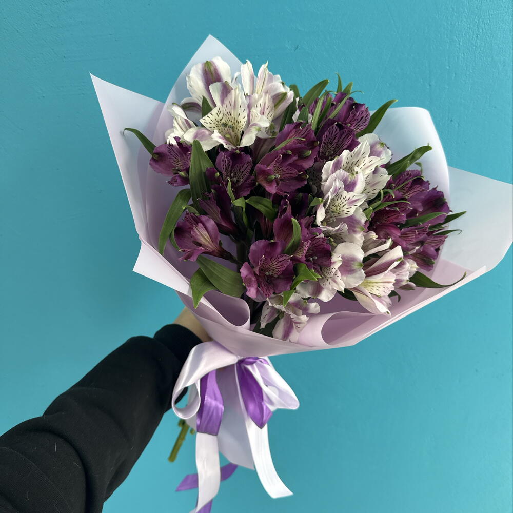 Фиолетовые и белые альстромерии 💜