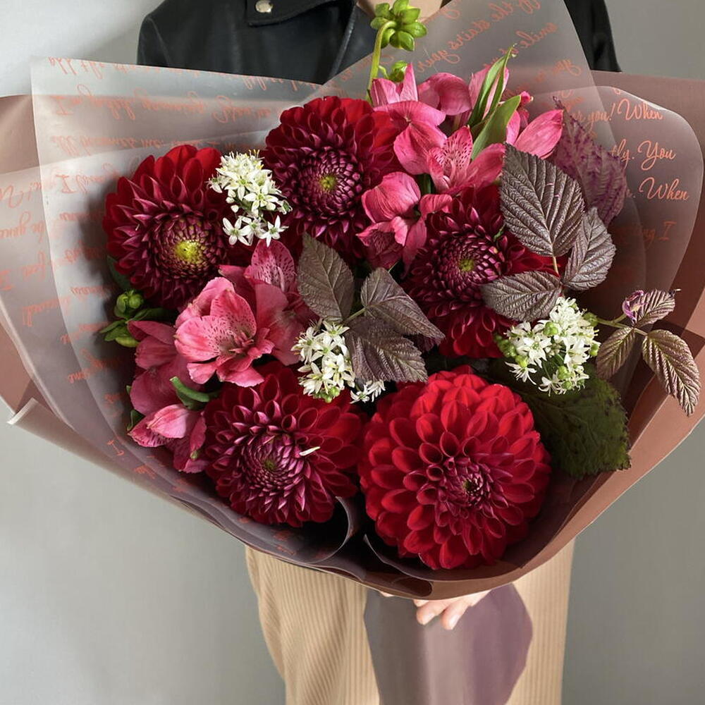 Ягодный букет с георгинами,альстромерией,аллиумом🌺