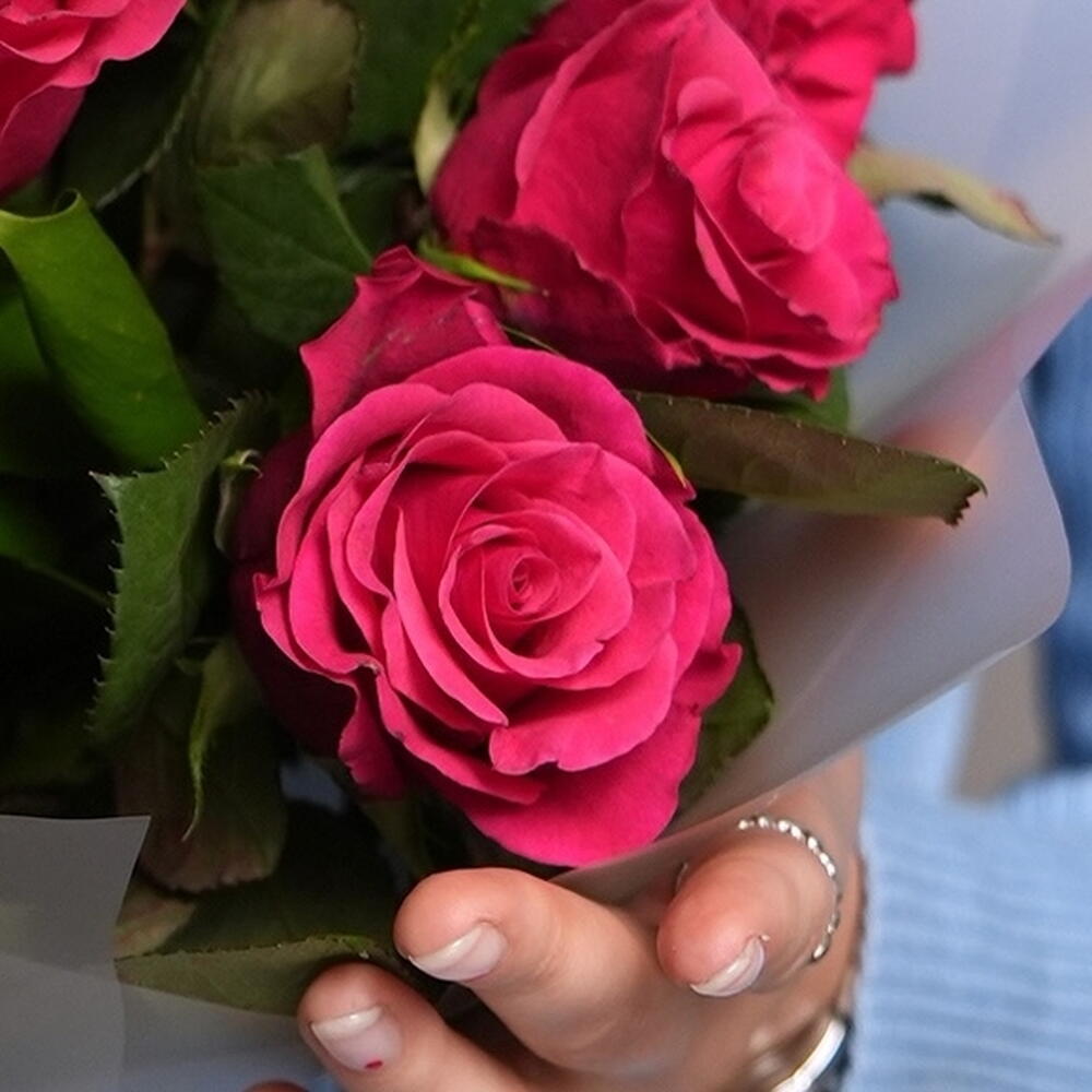 Малиновый букет-комплимент в корейской матовой упаковке
