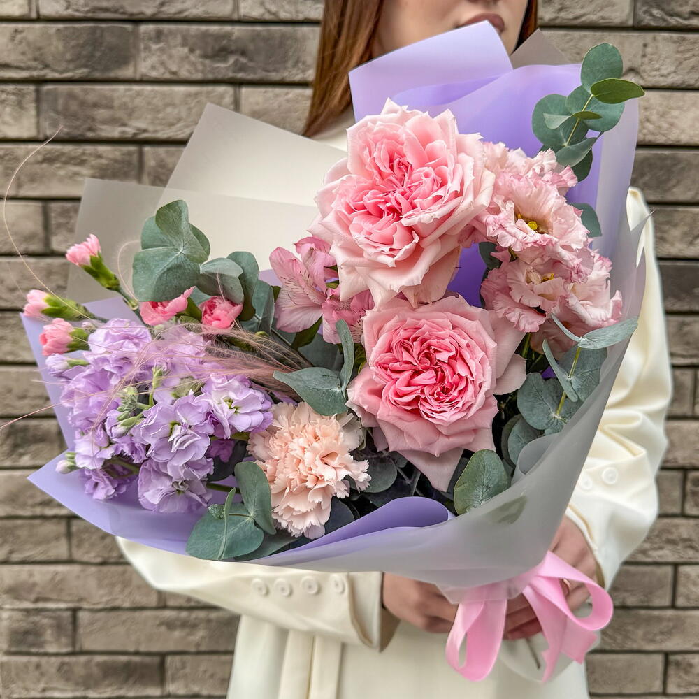 Авторский букет с пионовидной розой Хитоми и маттиолой.Leoraflowers 5118