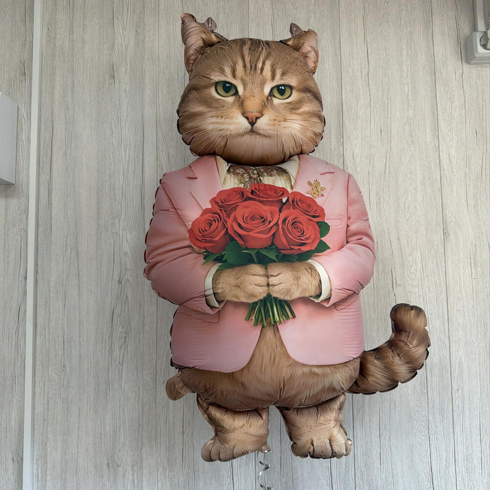 Шар Гигант кот с охапкой роз