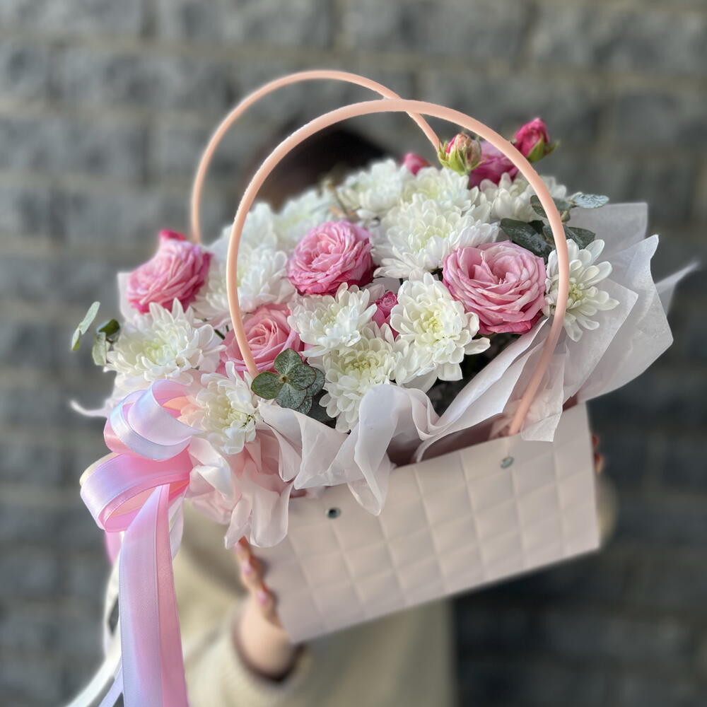 Композиция с кустовыми розами в коробке🥰
