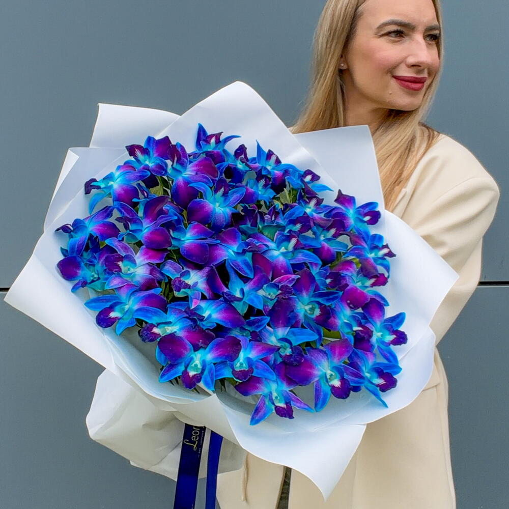 Букет Космос в белом из орхидей. Монобукет 116 Leoraflowers