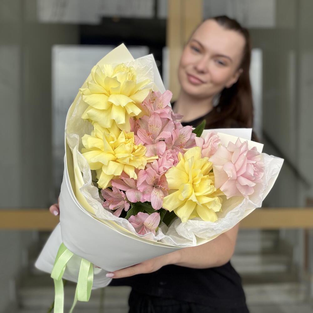 Букет «сливки с клубникой 🍓🍰» нежные французские розы со стойкой альстромерией 🩷