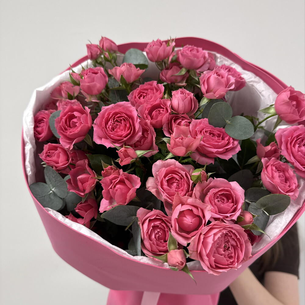 Нежный букет из кустовых роз с эвкалиптом🌸