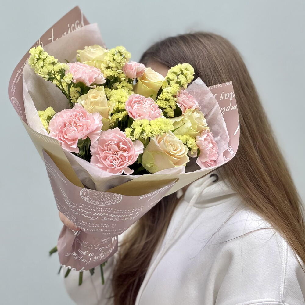 Букет комплимент с розами, диантусами и статицей
