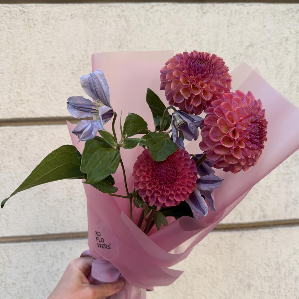 Букет-комплимент с георгинами и клематисом от XOFLOWERS