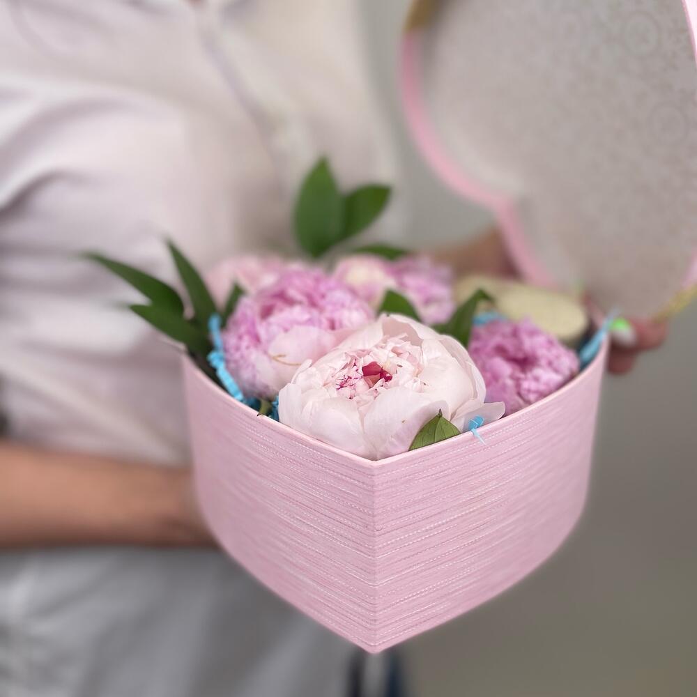 Пионы в коробке в виде сердце 💓