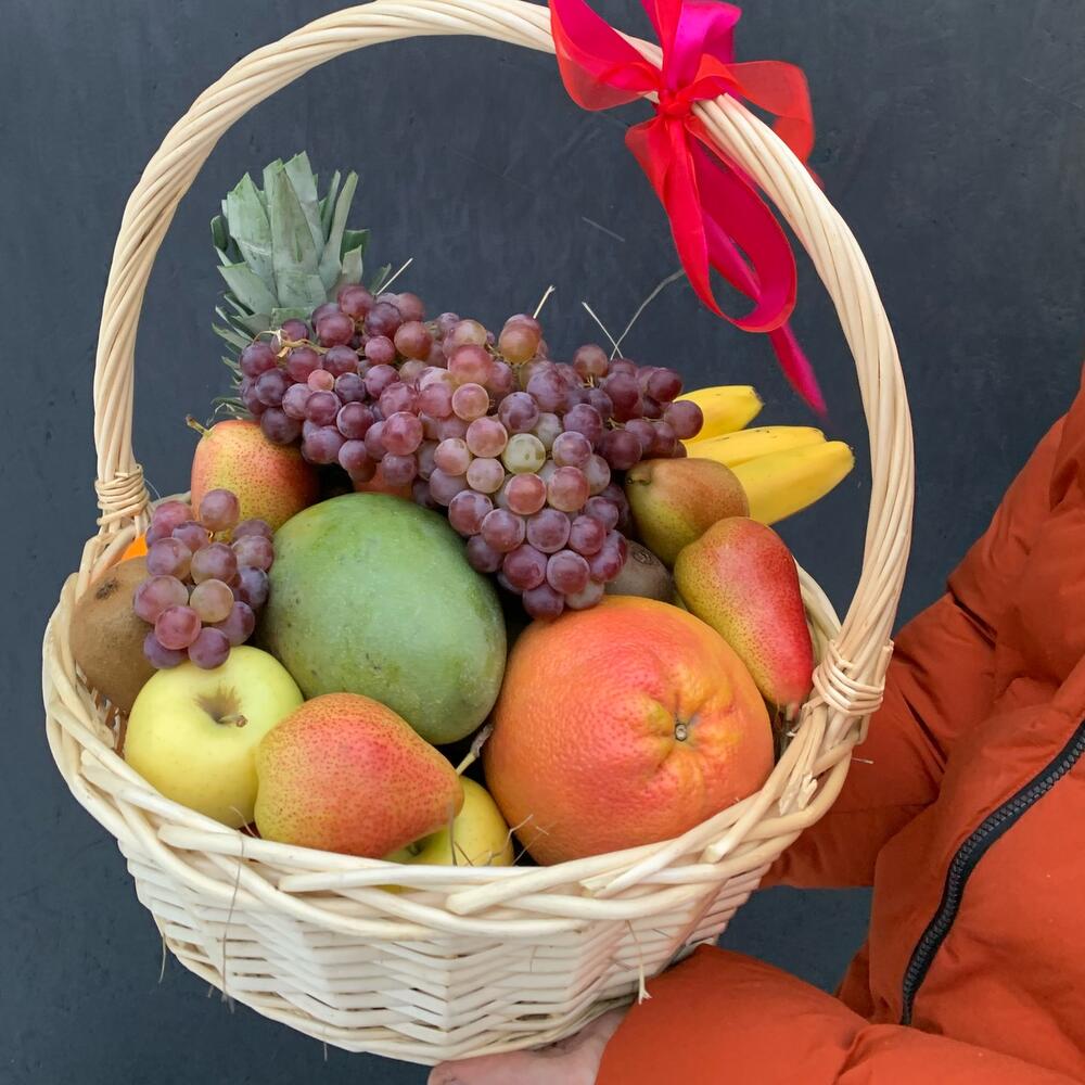 Фруктовая корзина с экзотическими фруктами. Подарочная корзина с фруктами. Корзина фруктов в подарок спб. Корзина с фруктами в подарок. Корзинка с фруктами подарок.