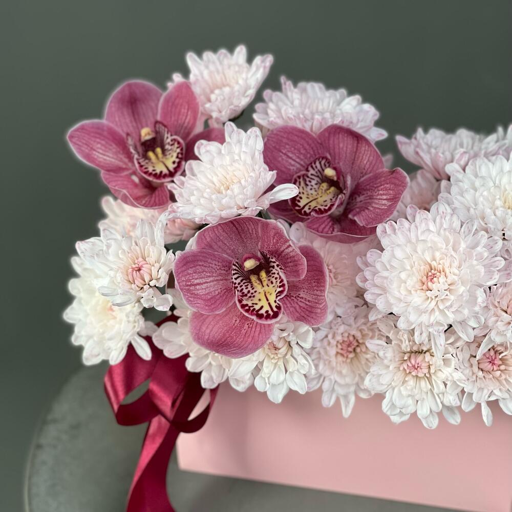 Delicada composición con crisantemo y orquídea