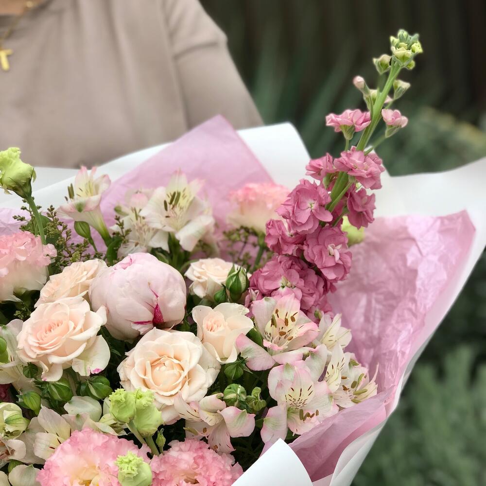 Букет из пиона, маттиолы, эустомы, кустовых роз «Розовый фламинго»