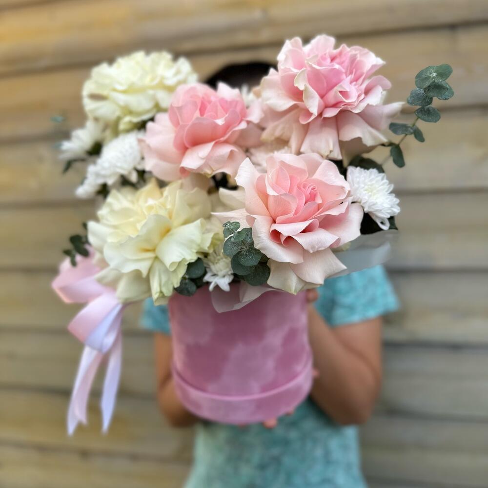 Ажурные розы в шляпной коробке