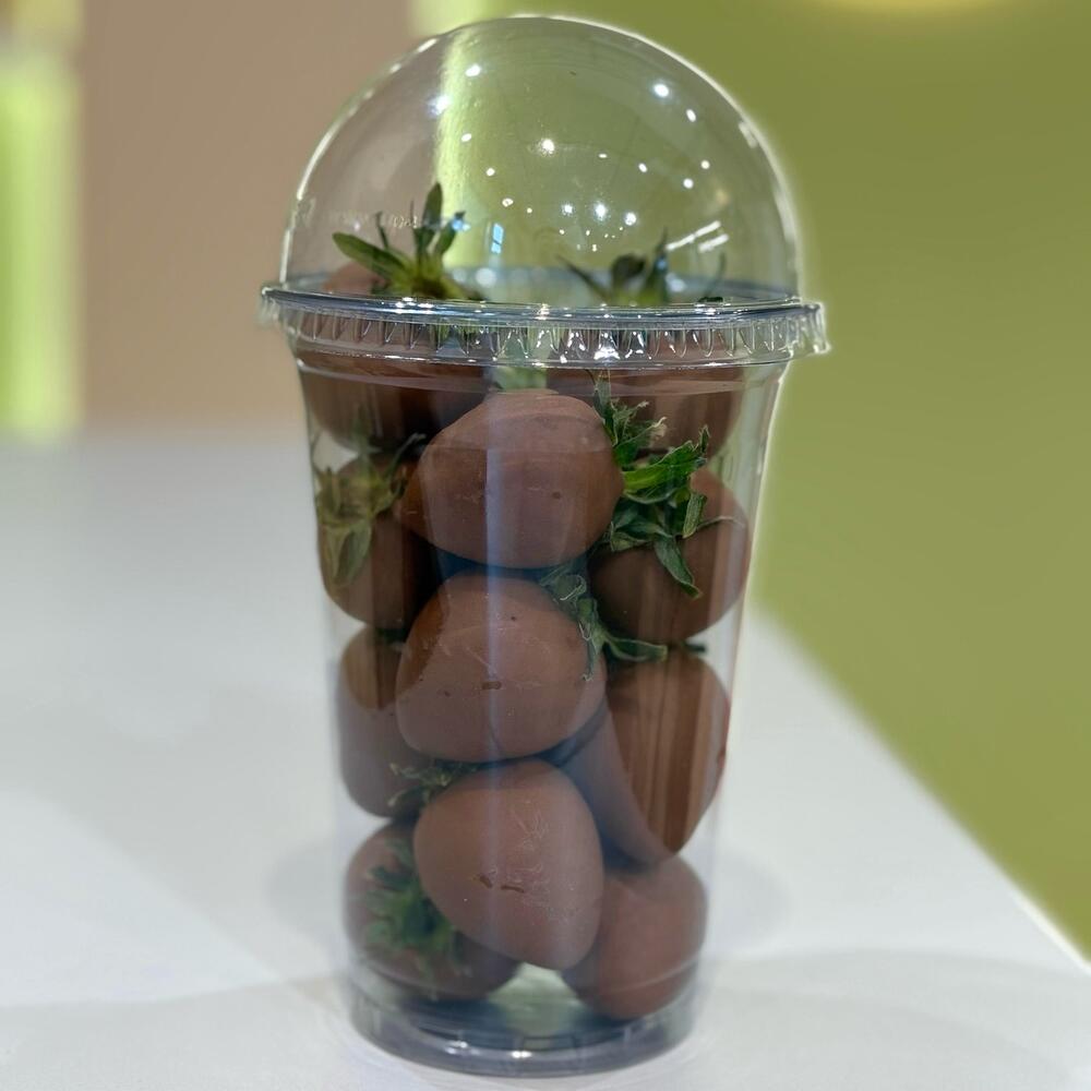 Клубника в молочном шоколаде в стакане 250г