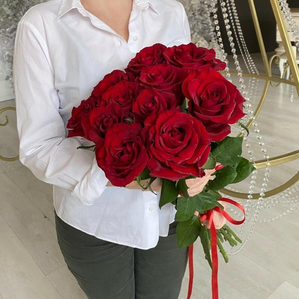 11 Бордовых роз на ленту