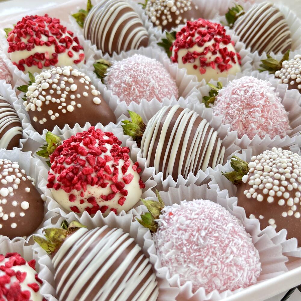 Клубника в шоколаде 20 ягод микс-ХИТ