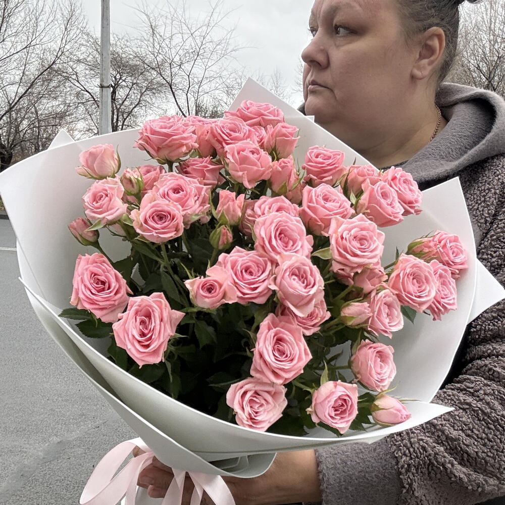 Букет из кустовых розовых роз