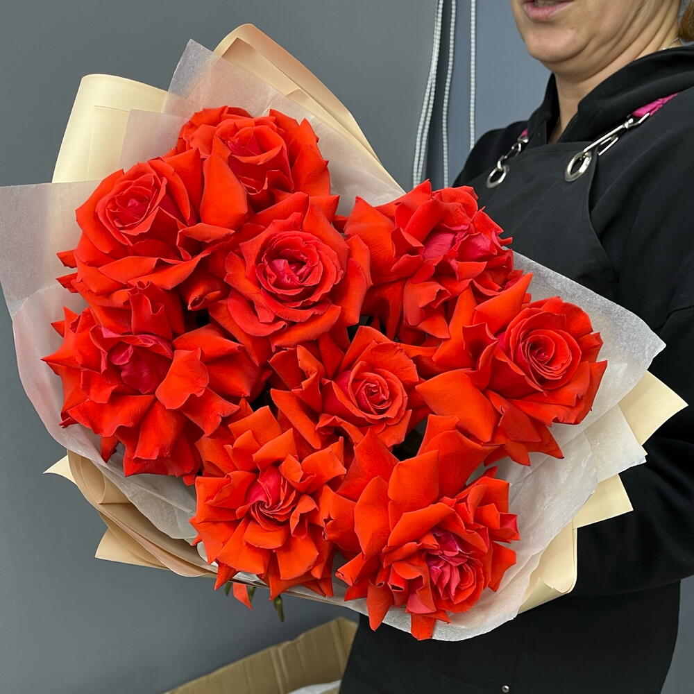 🌹 Букет «Алое Сердце» Элегантный букет из 9 французских роз сорта Нина — это воплощение страсти и утончённости